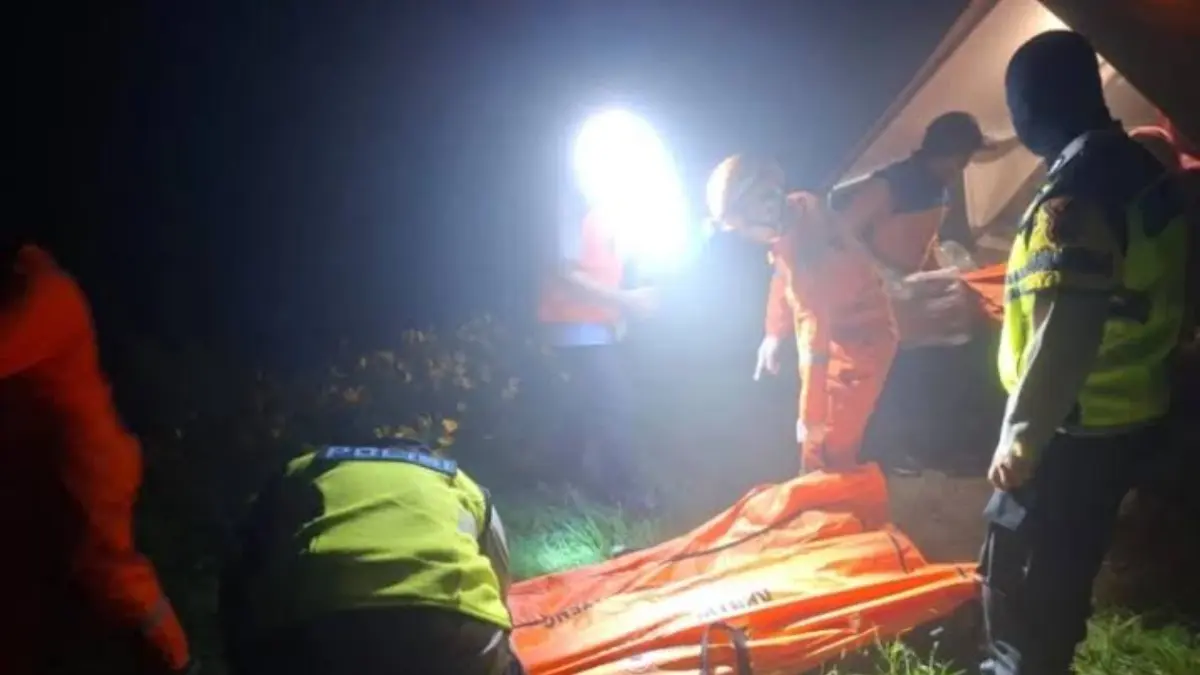 Petugas kepolisian dan tim evakuasi mengevakuasi jenazah satu keluarga yang ditemukan meninggal dunia di area glamping Posong, Temanggung. (FOTO: IST)