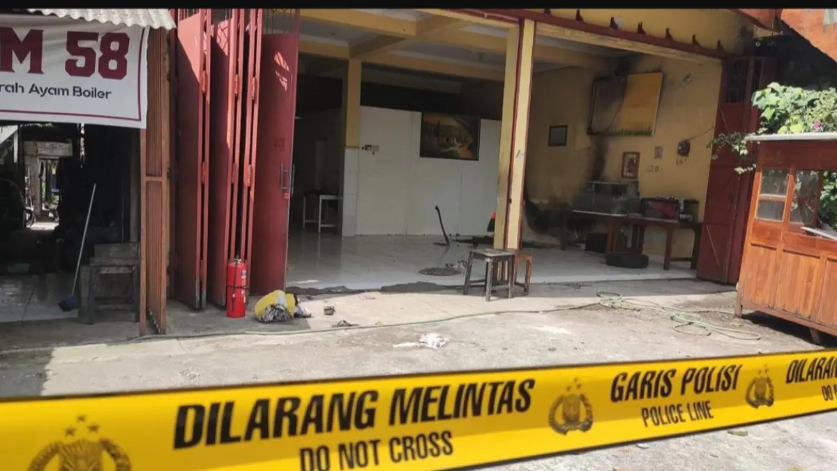 Polisi memasang police line di rumah Agus Yani di Seyegan, Sleman, setelah kemunculan api misterius yang berulang kali membakar barang-barang rumah tangga saat tengah malam. (FOTO: IST)