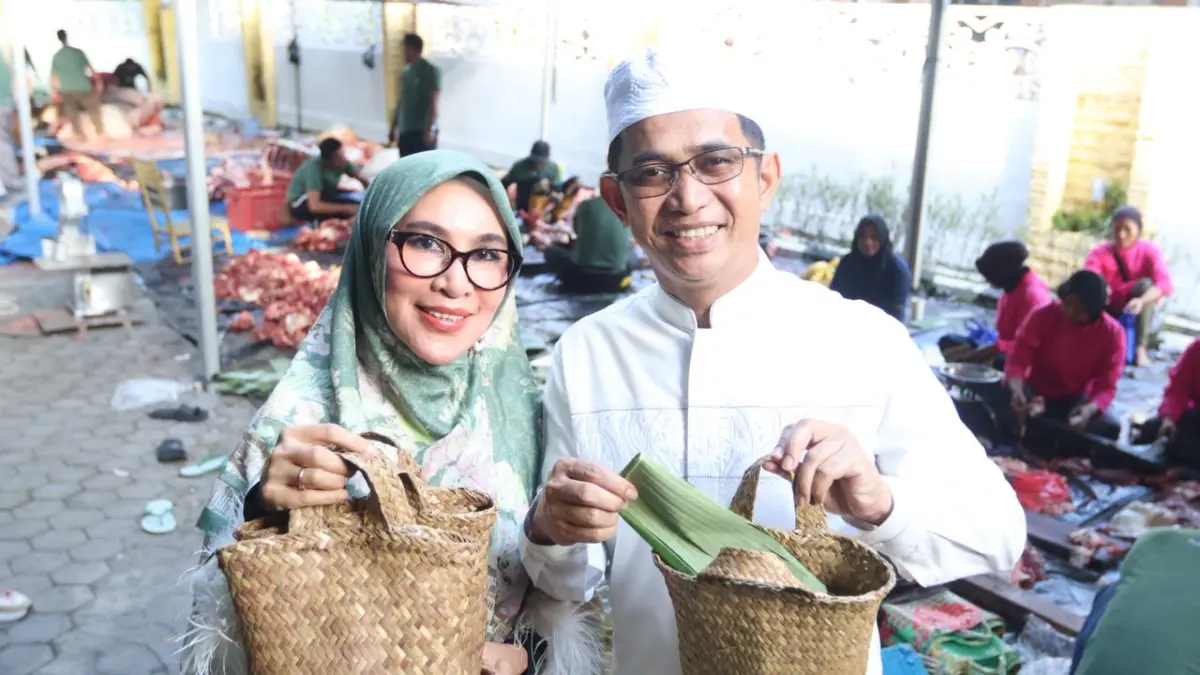 PROLINGKUNGAN: Dari rumah jabatan, Kamis (28/5), Wali Kota Rahmad Mas’ud dan istri memberi contoh penggunaan besek untuk mendistribusikan daging hewan kurban kepada mustahik pada Idul Adha tahun ini. 