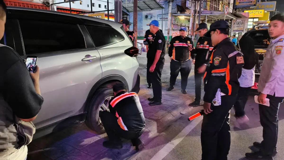 TINDAK TEGAS: Dishub Samarinda menindak kendaraan parkir liar di sejumlah titik rawan macet dengan penggembosan ban dan pemasangan stiker pelanggaran anti sobek, Kamis (28/5) malam. (HAFIZ/KP)

&nbsp;

&nbsp;