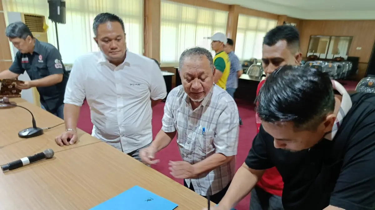 Anderiy Syahrum (kedua kiri) menyerahkan berkas pencalonan Ketua Umum KONI Kaltim periode 2026-2030 kepada Tim Penjaringan dan Penyaringan (TPP) di Sekretariat KONI Kaltim, Kamis (28/5). 