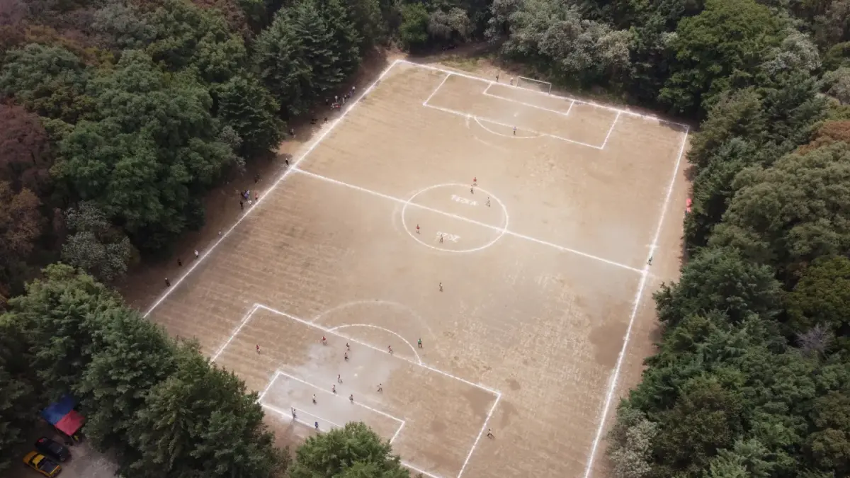 DALAM KAWAH: Sebuah lapangan sepak bola terletak di dalam kawah gunung berapi.(AP)