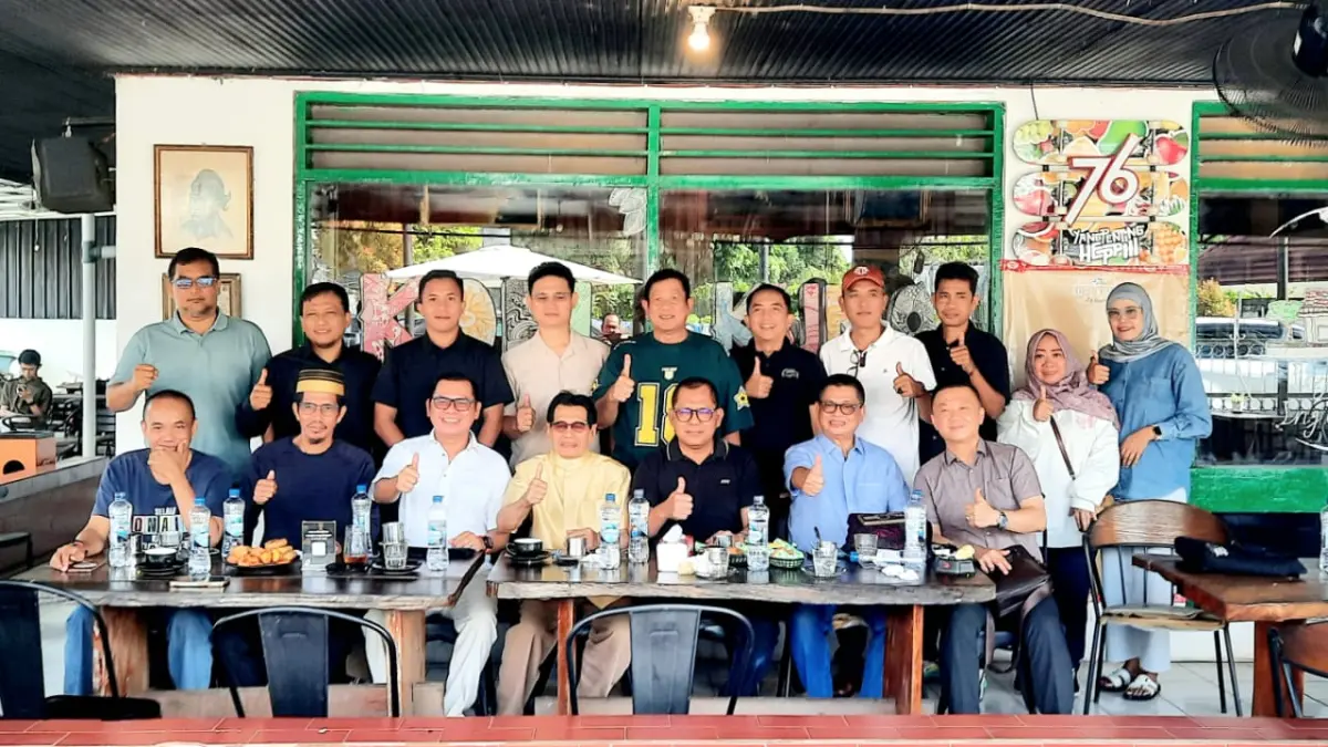 KEBERSAMAAN: Para tokoh dari berbagai latar belakang berkumpul dalam suasana silaturahmi sebagai wujud memperkuat persaudaraan dan kebersamaan.