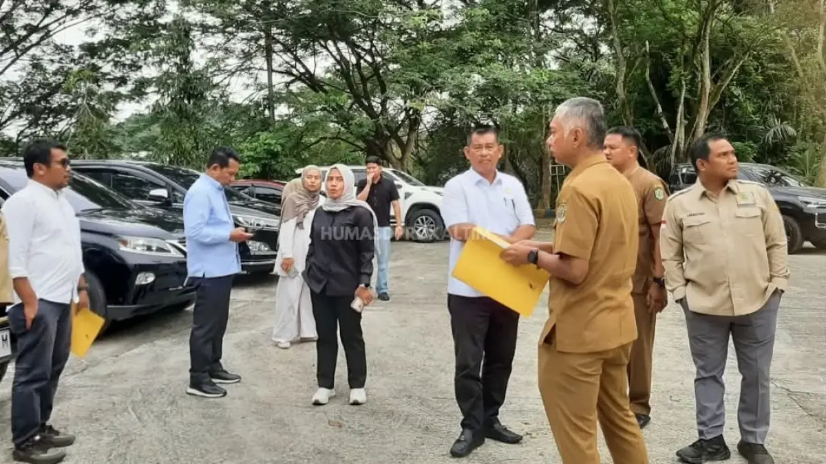 Komisi IV DPRD Kaltim saat meninjau kondisi Bendali HM. Ardhan di Samarinda beberapa waktu lalu. (Ist)