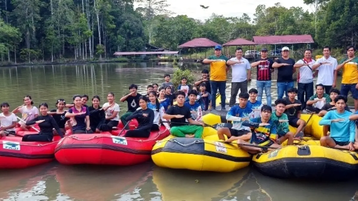 PERCAYA DIRI:Kunjungan ketua KONI Kubar bersama pengurus lainnya ke Base Camp Arung Jeram Kutai Barat di Juaq Ada.&nbsp;