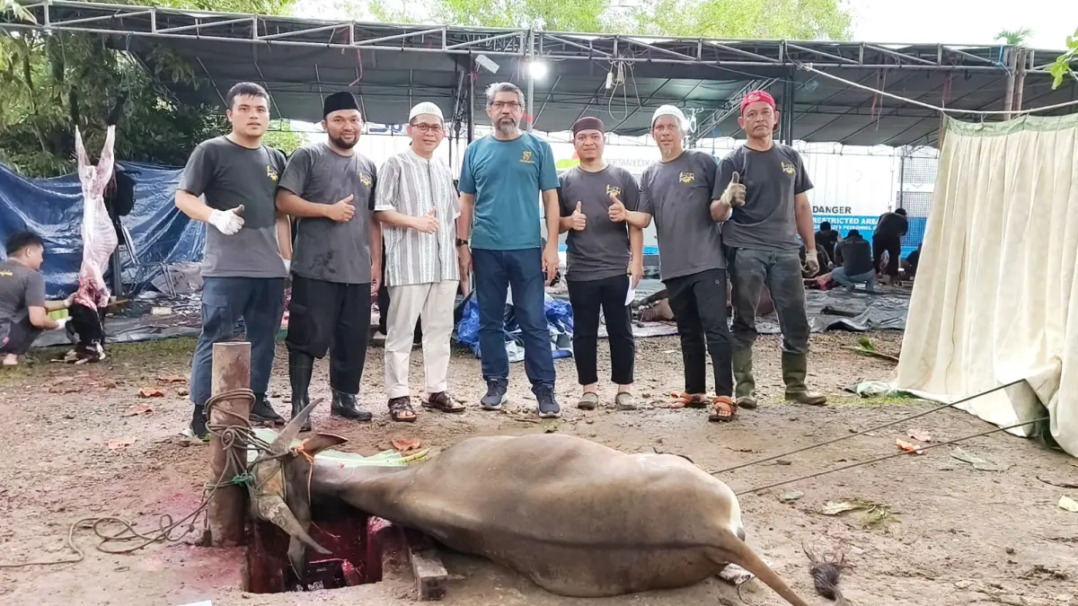 TEBAR MANFAAT: Pjs Direktur RSPB drg M Husdiari, MARS, (tiga kiri) bersama panitia pelaksana penyembelihan hewan kurban Hari Raya Iduladha 1447 Hijriah. (Foto: Lupus)