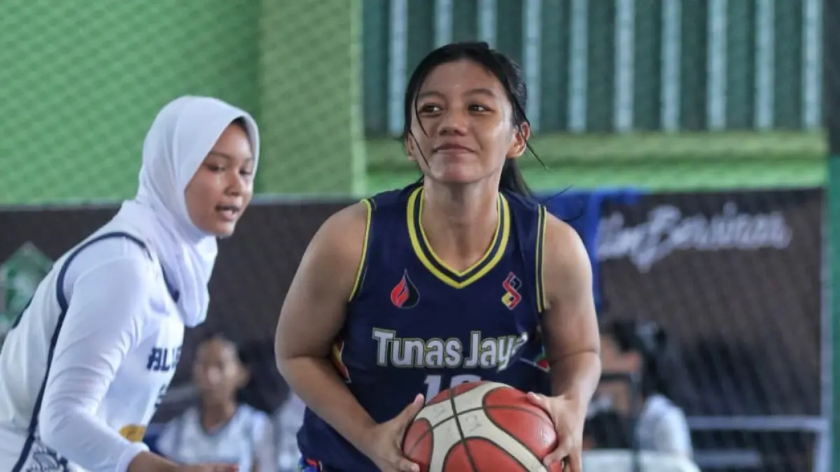 Teks foto: Pemain Tunas Jaya berusaha melewati hadangan lawan pada babak reguler KBL 2026 kategori Klub SMP Putri. (DONI ADITYA/KALTIM POST)