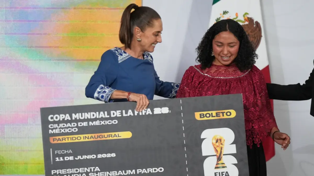 TIKET VVIP: Presiden Meksiko, Claudia Sheinbaum, memberikan tiket VVIP Piala Dunia 2026 kepada gadis pribumi. Ia memilih berbaur dengan rakyat untuk nobar perhelatan laga perdana pertandingan tingkat dunia itu.(AP) 