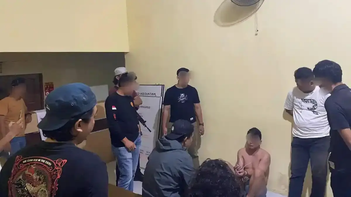 PROSES EVAKUASI: Terpidana perkara narkotika, HWK (31), saat dikawal ketat oleh tim gabungan Polres Balangan, Kalsel, usai ditangkap di wilayah Desa Hukai, Kecamatan Juai. HWK merupakan terpidana yang kabur dari Rutan Kelas IIB Tanah Grogot, Paser, Kaltim.(rb)