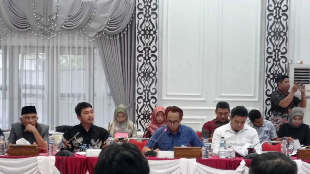 Anggota Fraksi Golkar DPRD Bontang Rustam memberikan pandangan terkait jawaban kepala daerah atas dua raperda inisiatif legislator. (ADIEL KUNDHARA/KP