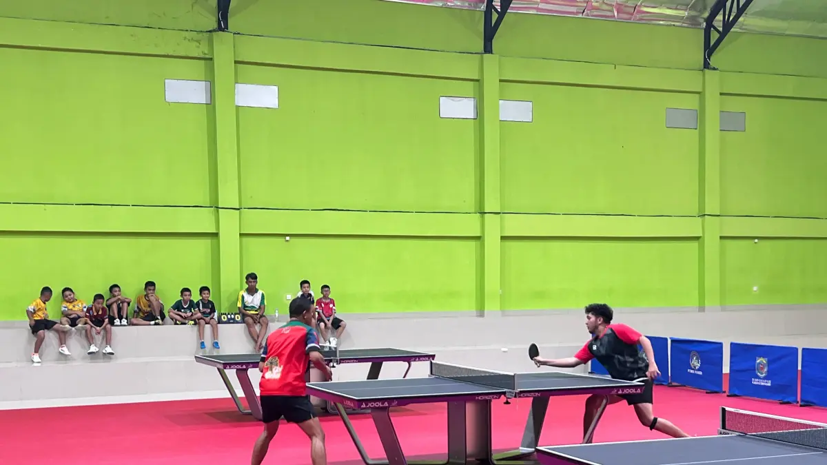 Atlet tenis meja Kabupaten Paser saat melakukan sesi latihan tanding bersama atlet undangan dari Jakarta dalam program tur mini bulanan di GOR Tenis Meja Tanah Grogot. (FOTO: NAJIB/KP)