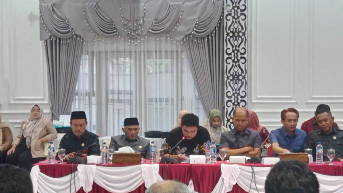 BERI PANDANGAN: Anggota Fraksi Gerindra DPRD Bontang Riski Rusdiansyah memberikan tanggapan atas jawaban kepala daerah terkait dua usulan Raperda inisiatif dewan. (FOTO: ADIEL KUNDHARA/KP)
