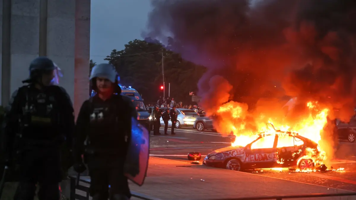 BERUJUNG RICUH: Kobaran api melalap sebuah mobil saat fans PSG merayakan gelar juara Liga Champions di Paris, Sabtu (30/5). Laga final yang digelar di Budapest itu sendiri dimenangkan oleh PSG lewat drama adu penalti melawan Arsenal.(AP)