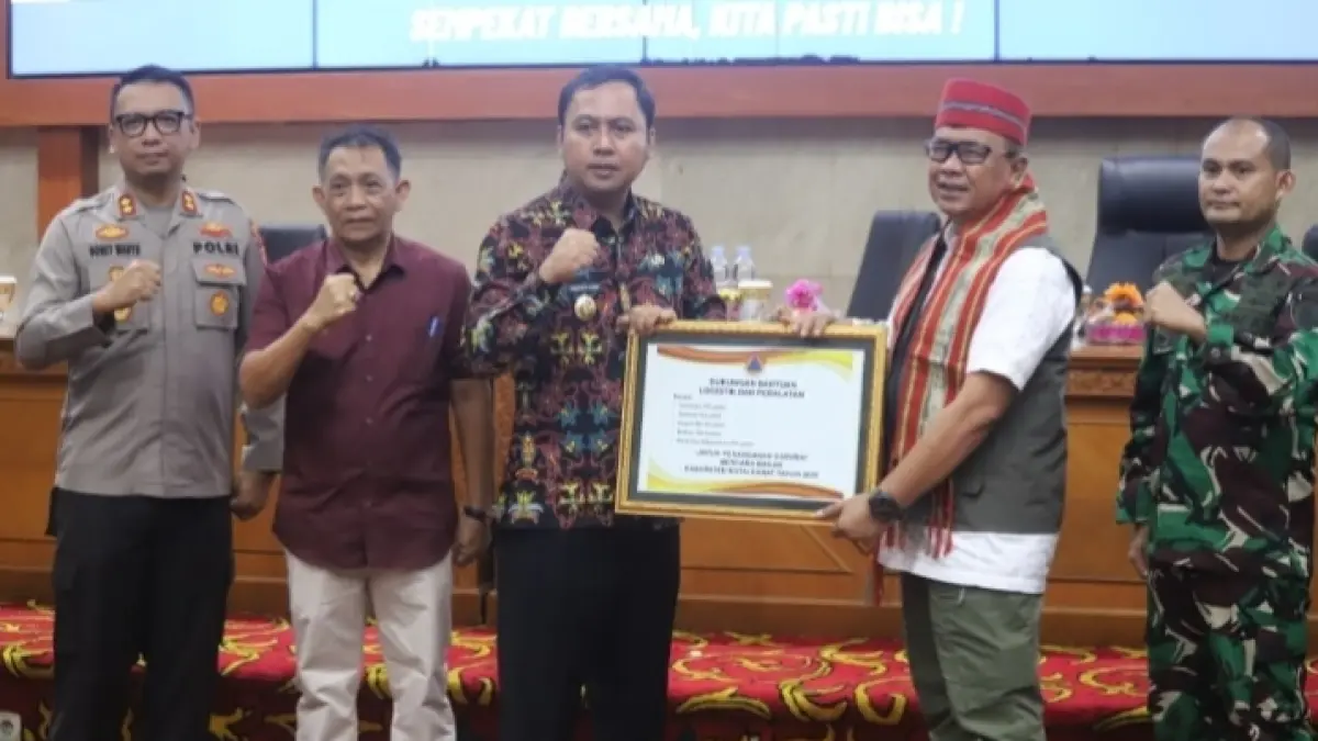 Bupati Kutai Barat, Frederick Edwin (tiga kiri) saat menerima bantuan secara simbolis dari Direktur Penanganan Darurat Wilayah II BNPB, Brigjen TNI Djohan Darmawan (dua kanan). (IST)

&nbsp;

&nbsp;