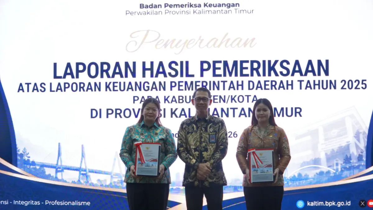 Bupati Mahulu Angela Idang Belawan (kiri) abadikan momen bersama usai menerima penyerahan Opini WTP di Kantor BPK Samarinda, Senin (25/5/2026). (PROKOPIM)