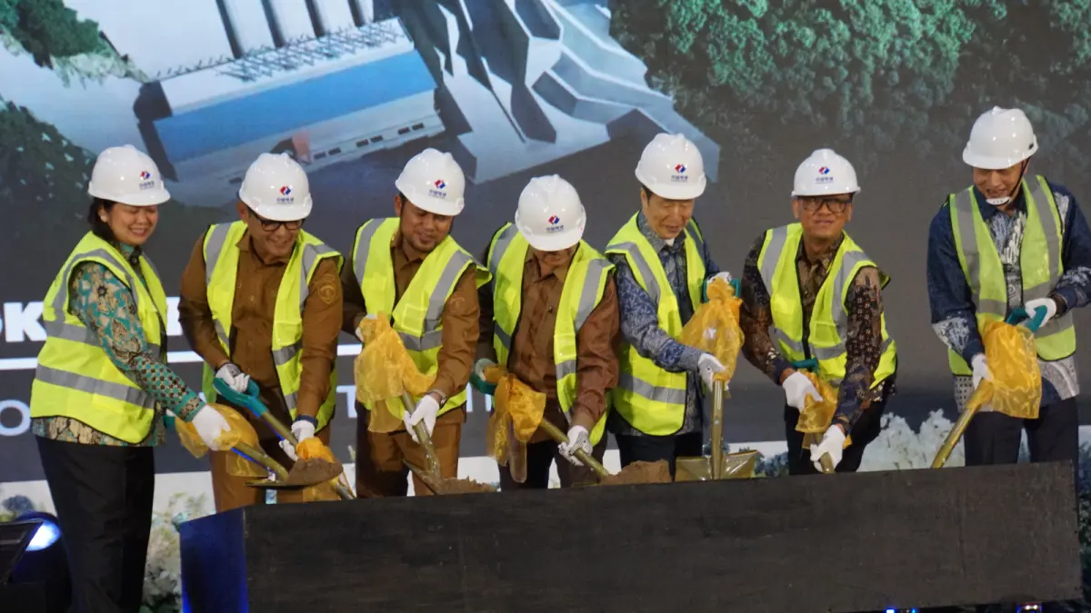 Bupati Mahulu Angela Idang Belawan (kiri) dalam prosesi simbolik groundbreaking pembangunan PLTA Batoq Kelo di Pendopo Odah Etam, Senin (25/5/2026). (PROKOPIM)

&nbsp;