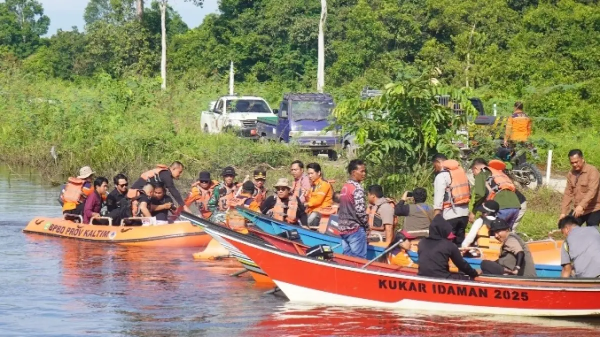 Direktur Penanganan Darurat Wilayah II BNPB Djohan bersama Bupati Frederick Edwin meninjau kondisi banjir di wilayah Kutai Barat, Sabtu (30/5).