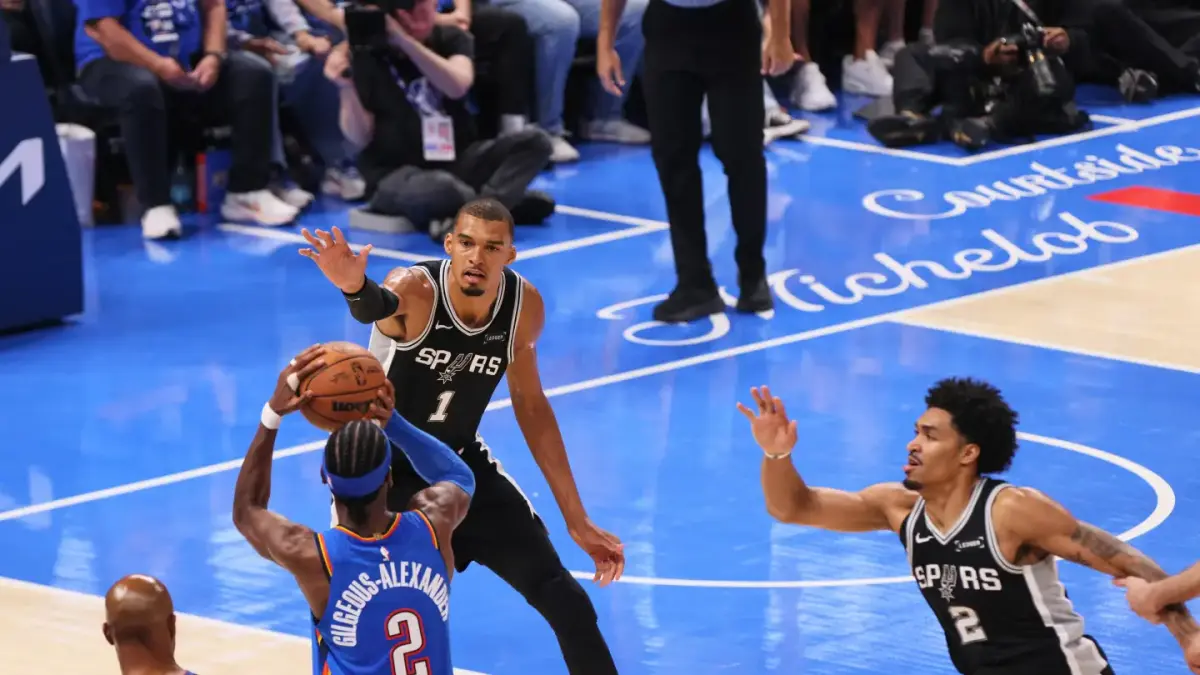 HADANG TEMBAKAN: Bintang OKC Thunder, Shai Gilgeous-Alexander (kanan), mencoba mencetak poin saat dihadang raksasa San Antonio Spurs, Victor Wembanyama, dalam laga Game 6 Final Wilayah Barat NBA, Sabtu (30/5).(AP)