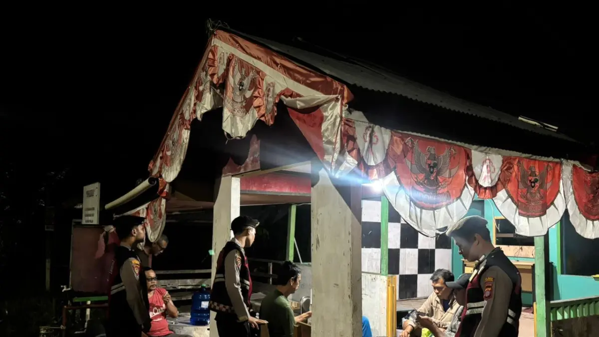 KEAMANAN: Personel Polres PPU meningkatkan keamanan dan ketertiban masyarakat dengan melakukan patroli yang menyasar dari poskamling ke poskamling.(humas polres ppu)
