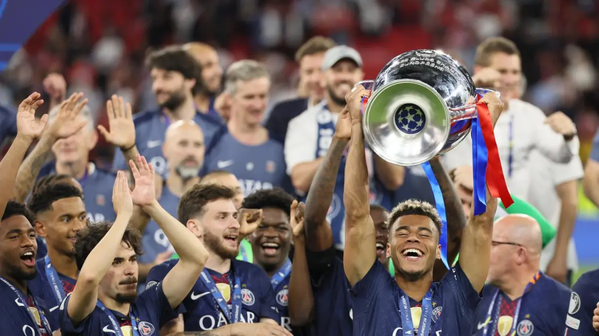 Pemain PSG, Desire Doue angkat trofi juara Liga Champions. (Odd ANDERSEN / AFP)