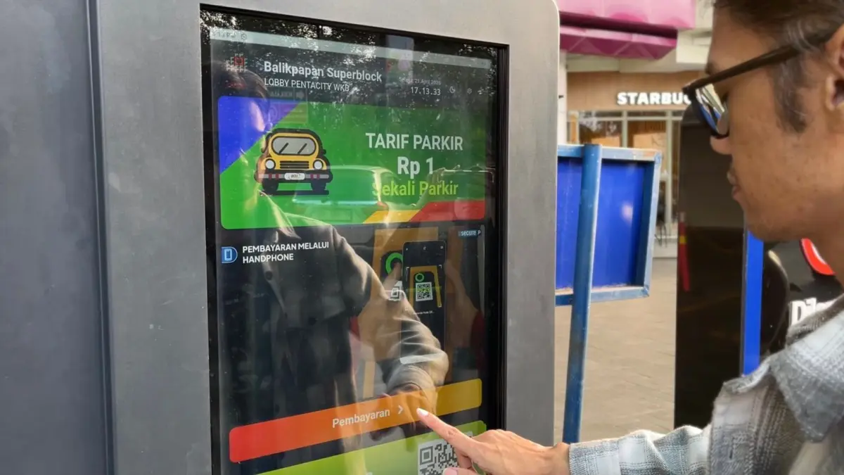 PEMBAYARAN: Metode pembayaran Premium Parking bisa dilakukan melalui layar monitor maupun QR Code.