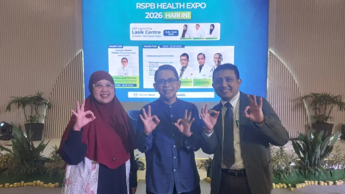 PEMBICARA: Dokter Spesialis Mata dr. Lilik Sujarwati (kiri) dan dr. Kamil Bagus (kanan) saat hadir sebagai pembicara dalam Talkshow Kesehatan RSPB di Pentacity Balikpapan, Sabtu (30/5). (DINA ANGELINA/KP)