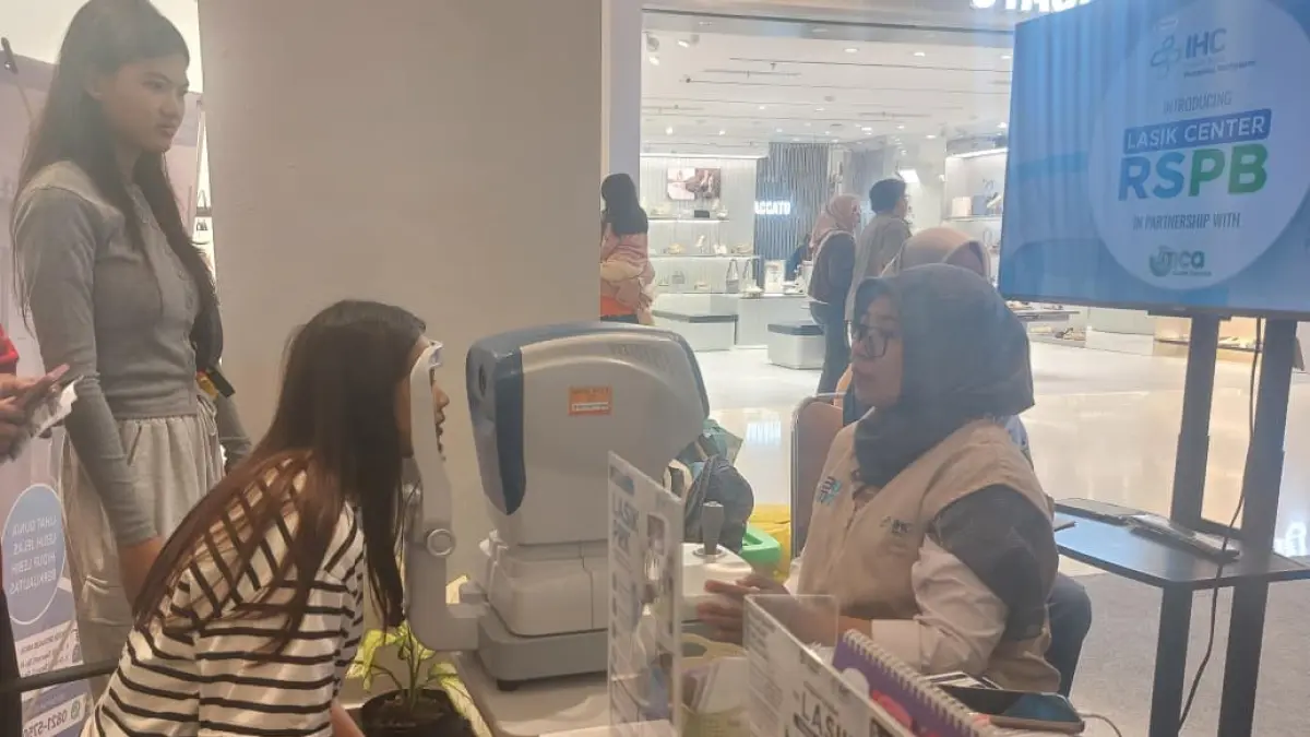 PEMERIKSAAN GRATIS: Suasana skrining pemeriksaan mata gratis di Booth Lasik Center RSPB yang berlokasi di Main Atrium Pentacity Balikpapan (30/5). (DINA ANGELINA/KP)