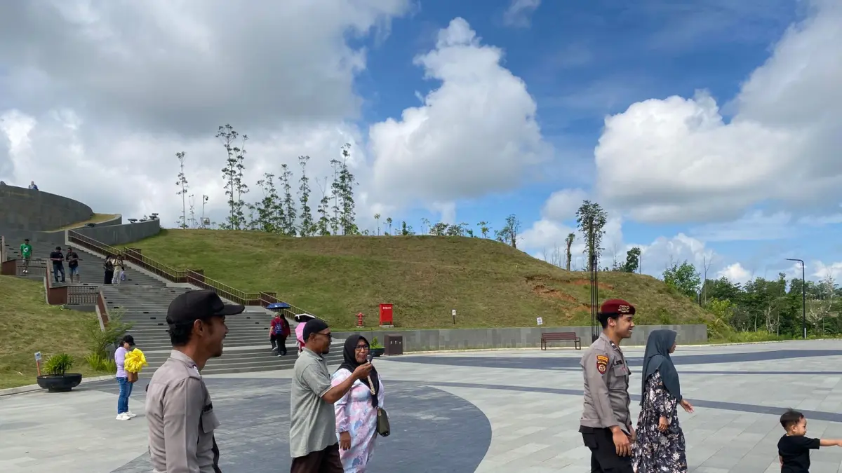 PENGAMANAN: Personel Polres Penajam Paser Utara saat memberikan pengamanan kepada pengunjung ke dalam area IKN.(humas polres ppu)
