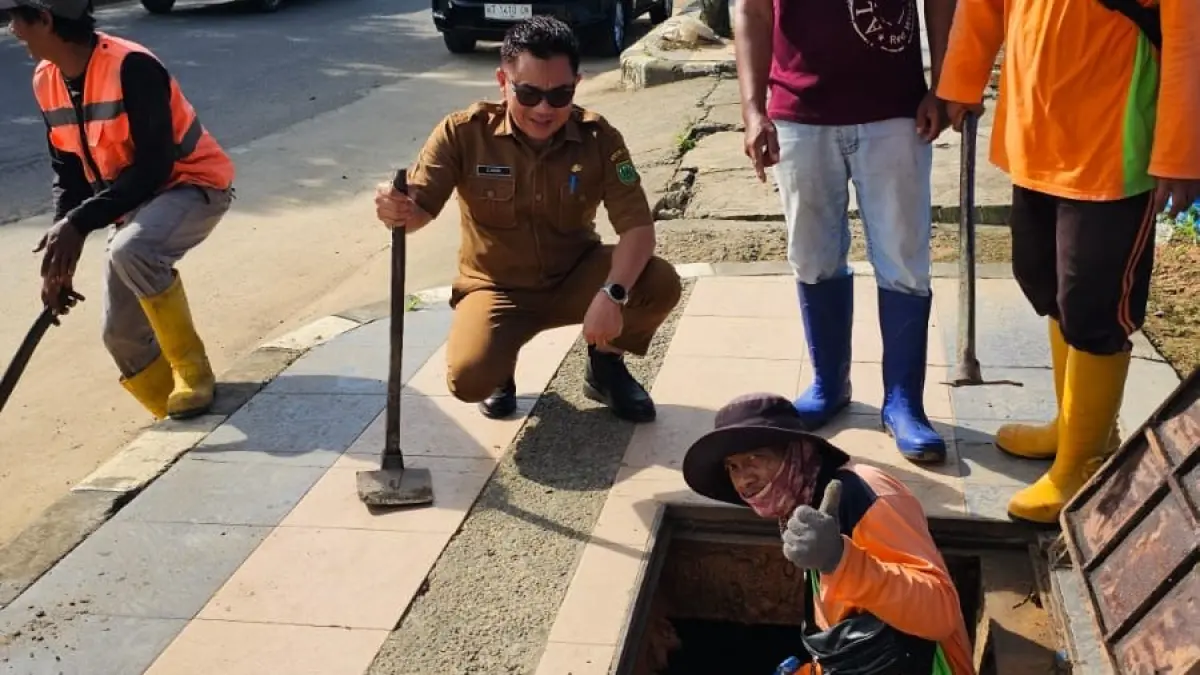 Personel dari DLHK Berau yang melakukan bersih-bersih di drainase. (FOTO ARTA KUSUMA YUNANDA/BP)