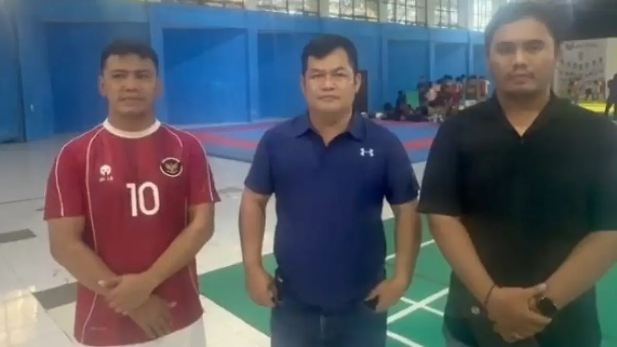 Alsiyus (tenga) saat meninjau pemusatan latihan cabor kabaddi di Samarinda, Senin (1/6).&nbsp;