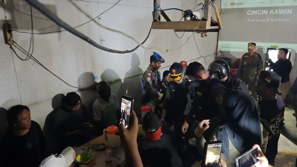 AMANKAN: Satuan Polisi Pamong Praja (Satpol PP) Samarinda menemukan ratuasan botol minuman keras (miras) saat menggelar operasi cipta kondisi, Sabtu (30/5). (IST)