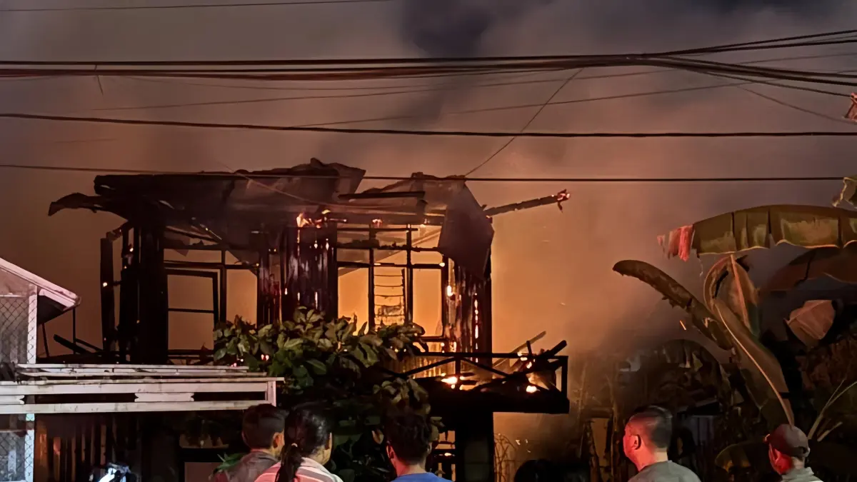 AMUKAN JAGO MERAH: Kebakaran menghanguskan dua rumah di Jalan APT Pranoto, Sangatta Utara, Kutim, Minggu (31/5) malam.&nbsp;