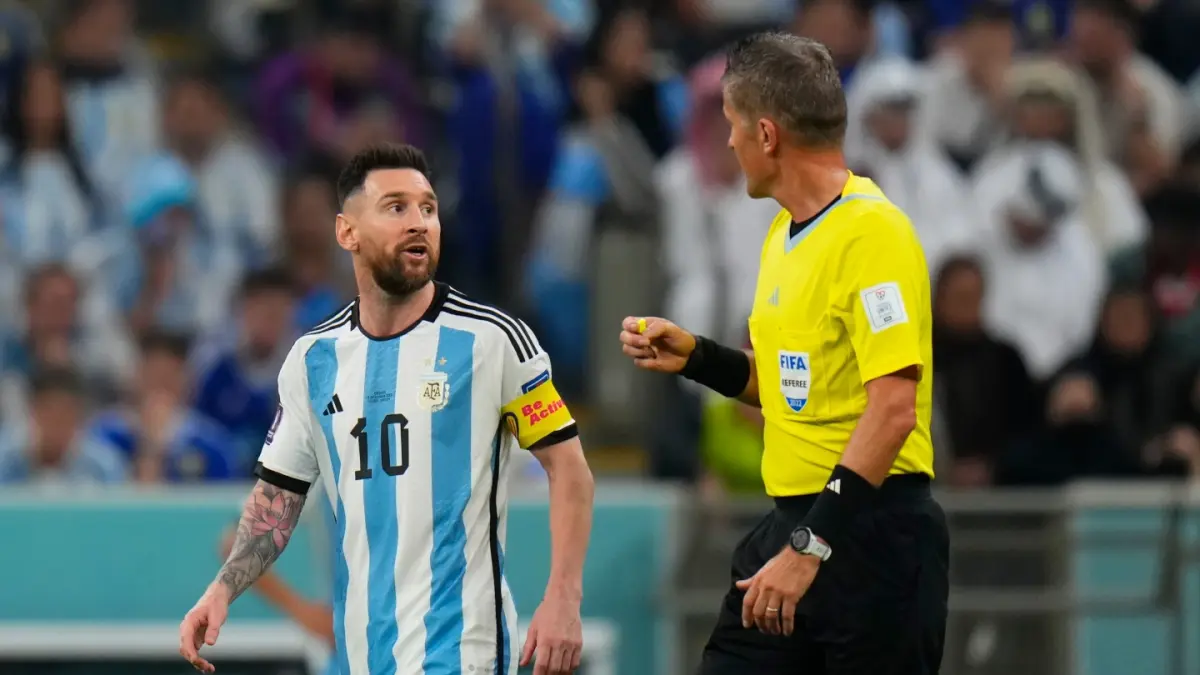 BERBICARA: Wasit Daniele Orsato berdialog dengan Lionel Messi dalam laga semifinal Piala Dunia 2022.(AP)