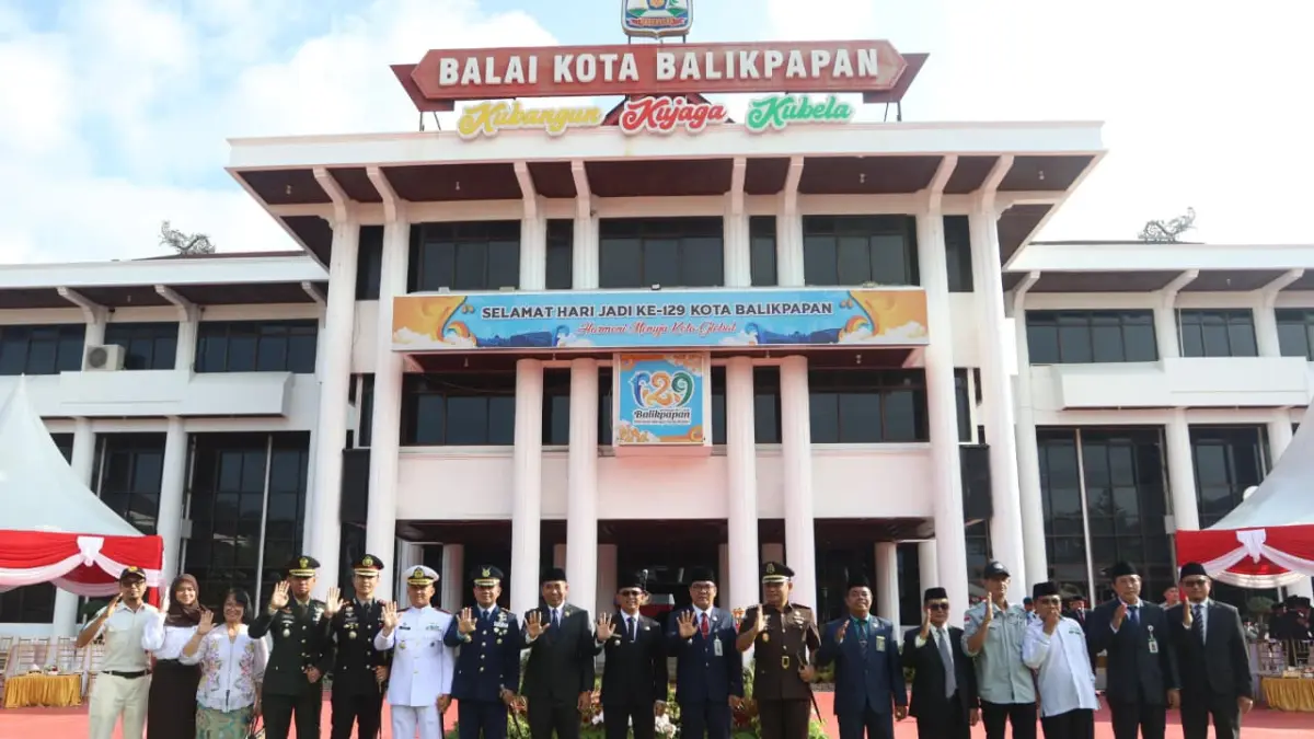 BERSATU: Jajaran Pemkot Balikpapan bersama Forkopimda berfoto bersama saat memperingati Hari Lahir Pancasila 2026 di halaman Balai Kota Balikpapan, Senin (1/6/2026). ANGGI PRADITHA/KP