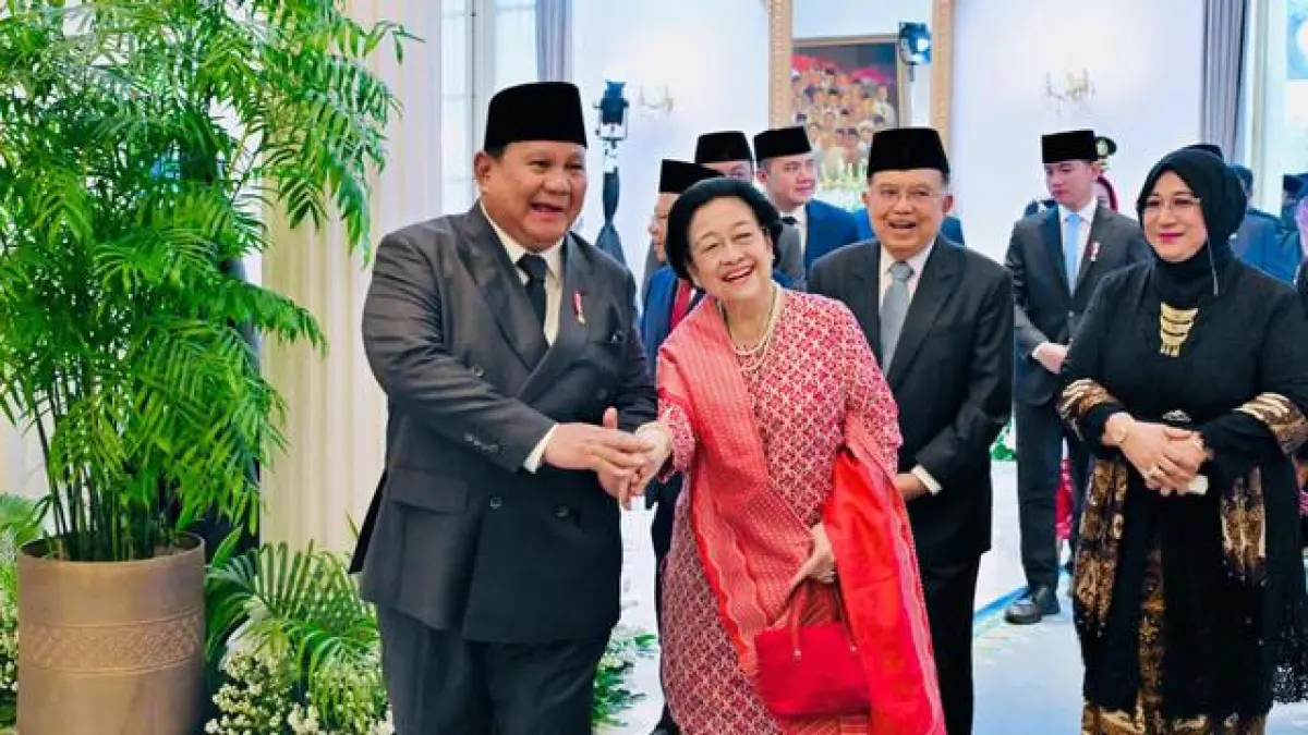 GANDENG: Presiden Prabowo Subianto tampak menggandeng tangan mantan Presiden RI ke-5 yang juga Ketua Umum DPP PDIP, Megawati Soekarnoputri, dalam momen Hari Lahir Pancasila, 1 Juni 2026.(ist)