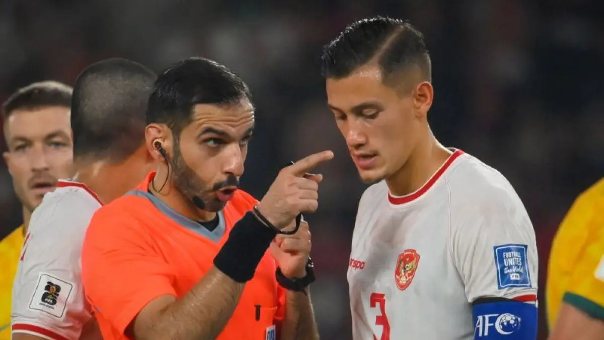 Jay Idzes saat memperkuat Timnas Indonesia. Bek sekaligus kapten skuad Garuda itu dipastikan absen pada FIFA Matchday melawan Oman dan Mozambik karena masih menjalani pemulihan cedera tumit. (ANTARA)