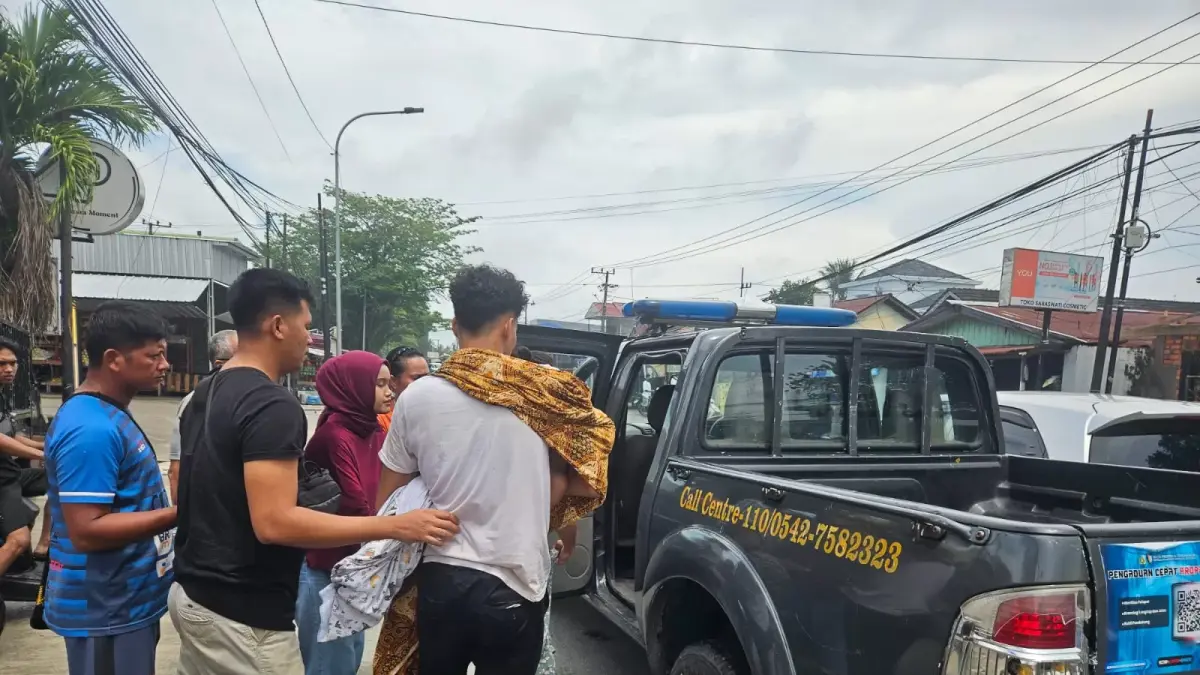 Korban saat dievakuasi setelah ditemukan tak bernyawa. (Ist)