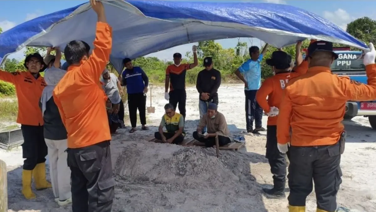 PERANTAU: Prosesi pemakaman warga perantauan dari Kabupaten Tolitoli, Sulawesi Tengah, yang meninggal dunia saat dalam perawatan di RSUD RAPB PPU.(ist)
