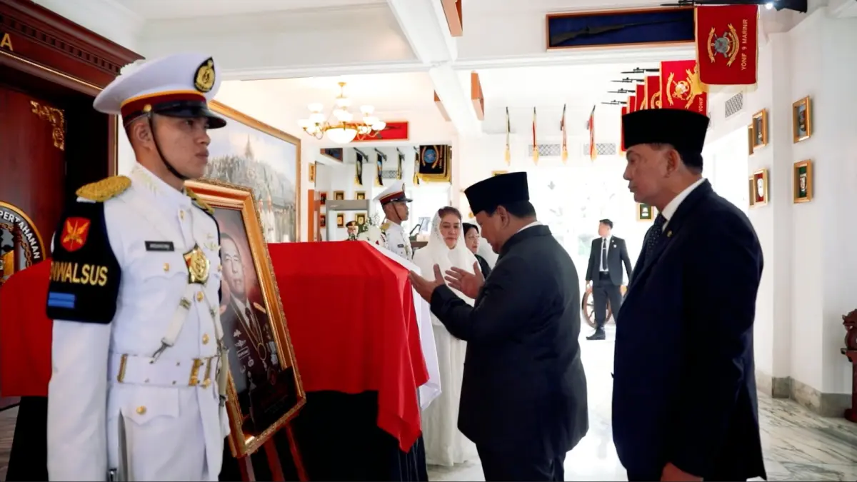 Presiden Prabowo berdoa di depan jenazah Ryamizard Riyacudu.