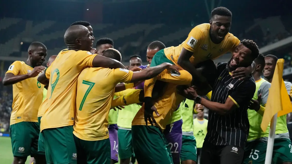SELEBRASI: Para pemain Afrika Selatan merayakan gol ketiga dalam laga Kualifikasi Piala Dunia 2026 Grup C di Nelspruit, 14 Oktober 2025.(AP)