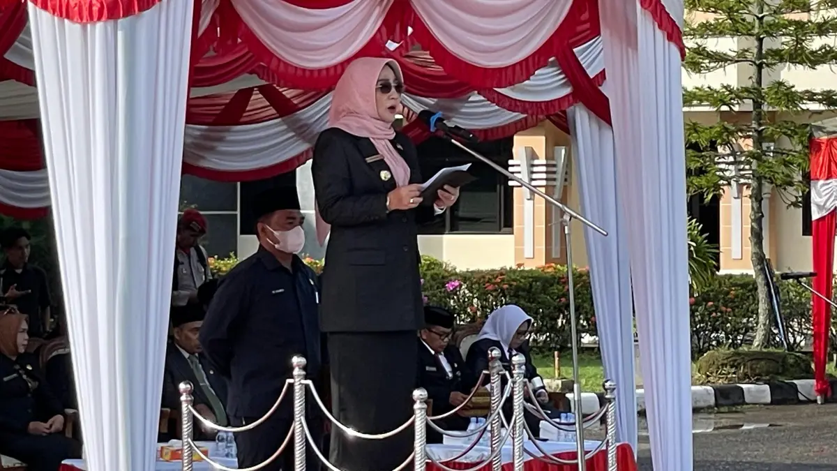 Sri Juniarsih memimpin Upacara Peringatan Hari Lahir Pancasila di halaman Kantor Bupati Berau, Senin (1/6). (FOTO SENO/BP)