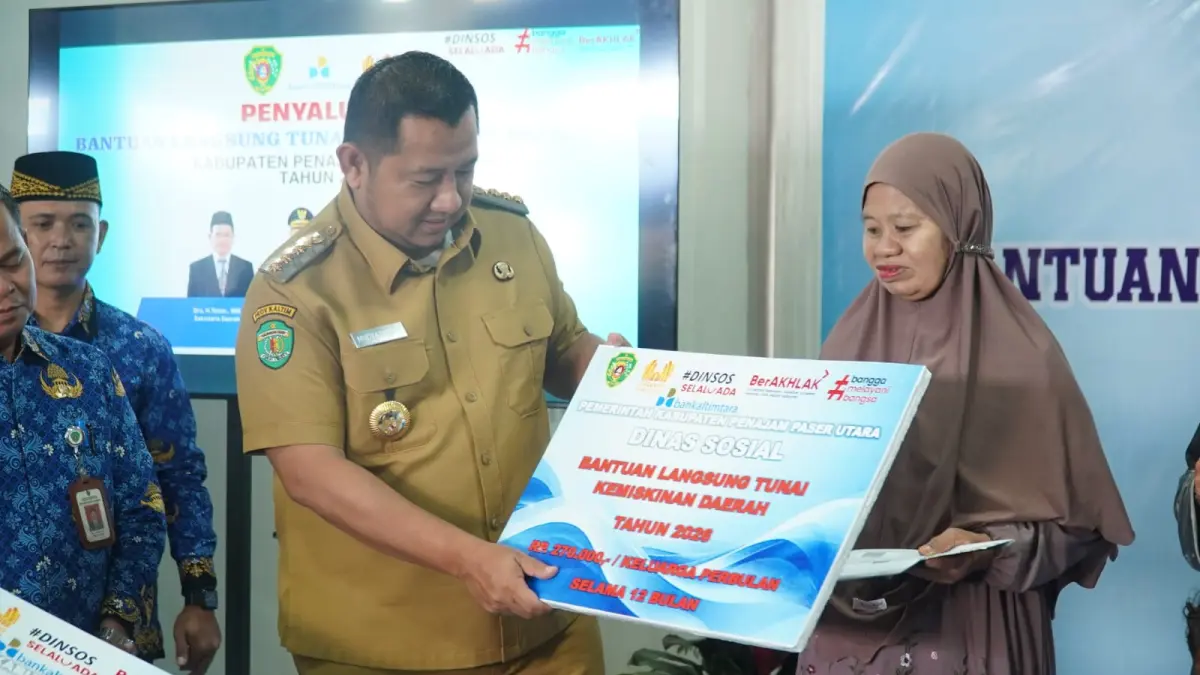 BANTUAN: Simbolis penyerahan BLT diserahkan langsung oleh Mudyat Noor. &nbsp;Kepada salah satu perwakilan KPM yang dihelat di Kantor Bankaltimtara Cabang Penajam, Selasa (2/6/2026).