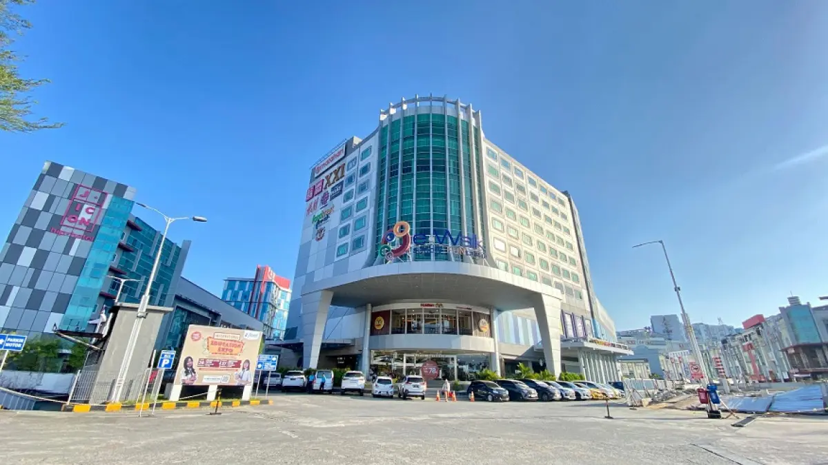 BEDA SEGMEN: Masyarakat menikmati waktu libur di pusat perbelanjaan. Namun sayang, kondisi ini tak berdampak signifikan terhadap okupansi hotel di sekitarnya.