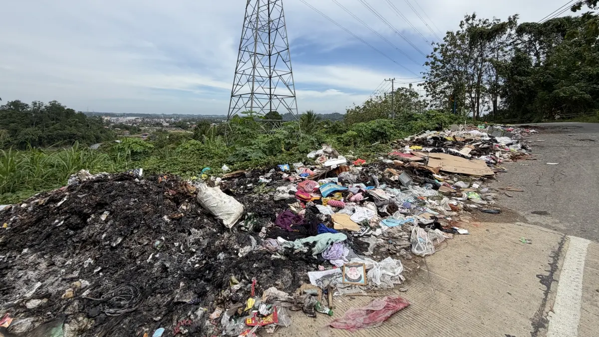 BERSERAKAN: Tumpukan sampah yang berserakan di sekitar Jalan Raya Bangun Kecamatan Sambaliung akibat masyarakat yang membuang sampah sembarangan. (IZZA/BP)