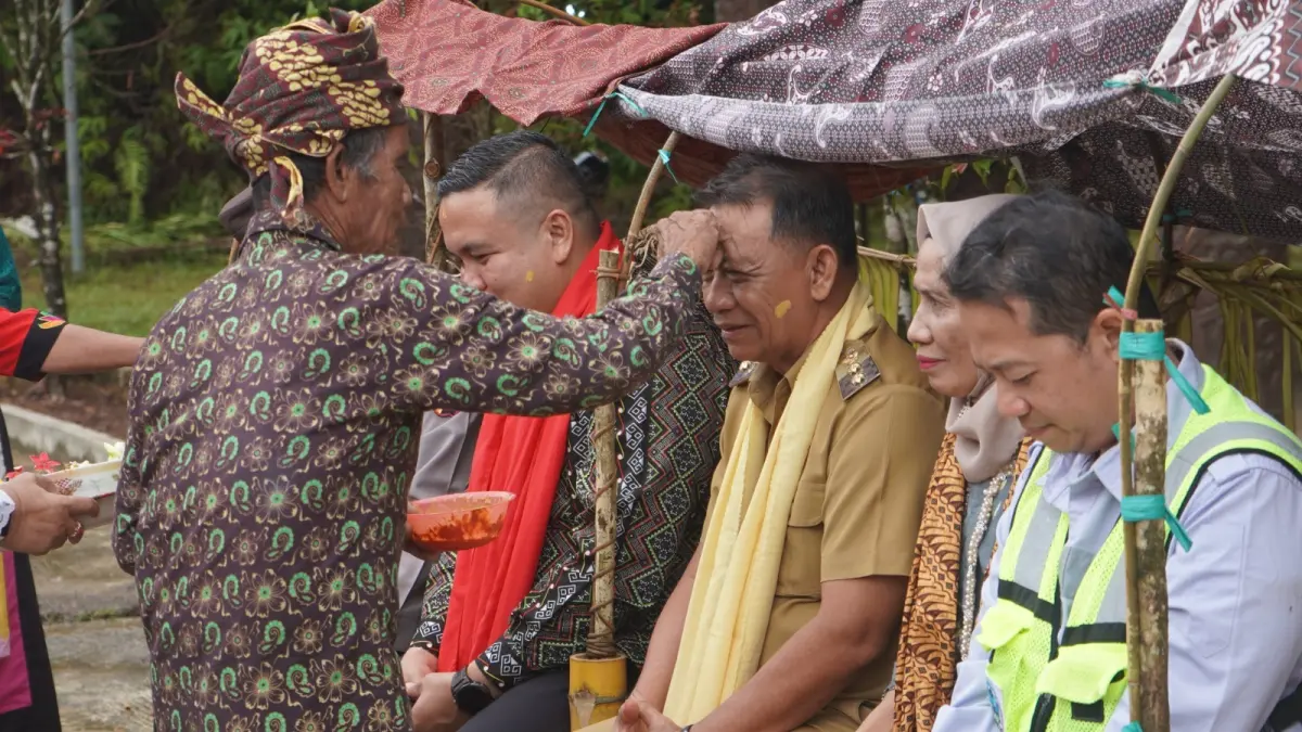 BUDAYA: Wabup H Nanang Adriani saat mengikuti prosesi pembukaan Festival Lou Bentian. IST/KP