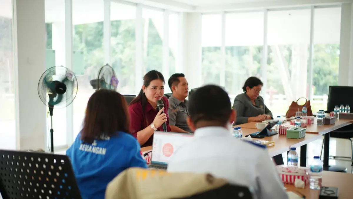 JALANKAN FUNGSI PENGAWASAN: Ketua DPRD Mahakam Ulu Devung Paran saat memimpin jalannya rapat dengar pendapat (RDP) bersama perwakilan OPD guna membedah kendala mandeknya realisasi anggaran di pertengahan tahun. (JODY/KALTIM  POST)