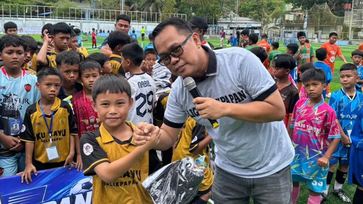 Ketua LPM Sepinggan Baru, Wahyullah Bandung bersama ratusan peserta yang memeriahkan Liga Balikpapan 2026. (IST) &nbsp;
