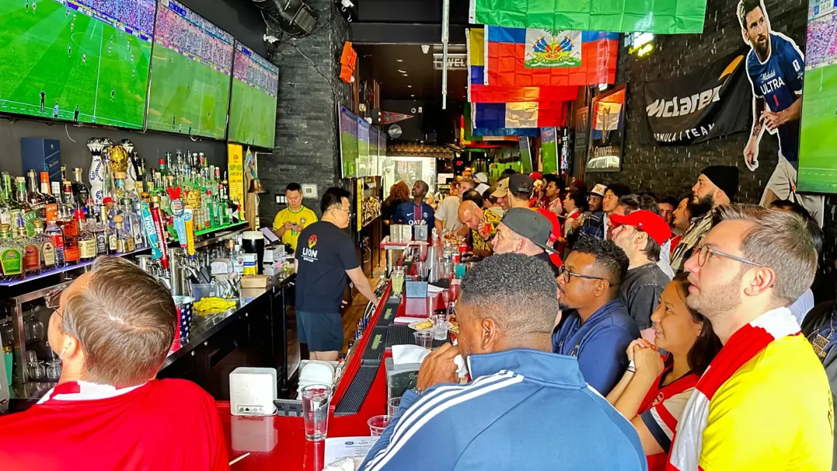 NONTON BARENG: Suasana nonton bareng laga Liga Champions antara Arsenal dan Paris Saint-Germain di Lion Sports Bar, Philadelphia, Sabtu.(AP) 