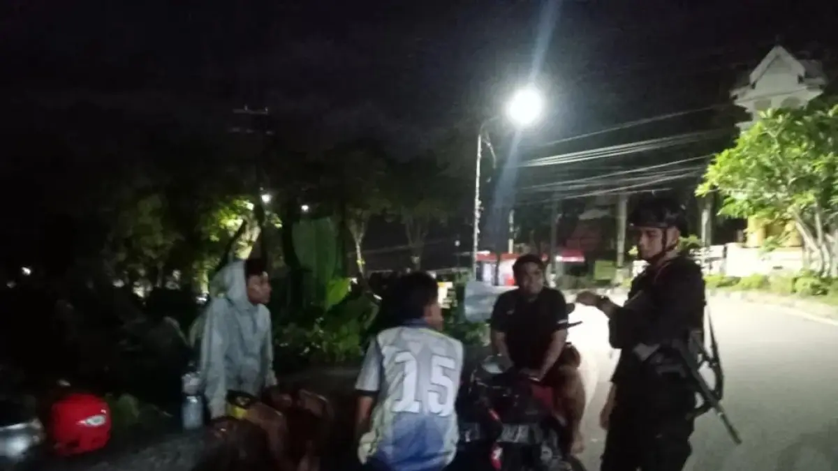 PATROLI: Personel menggelar patroli dini hari sekaligus memberi imbauan antisipasi kejahatan jalanan.