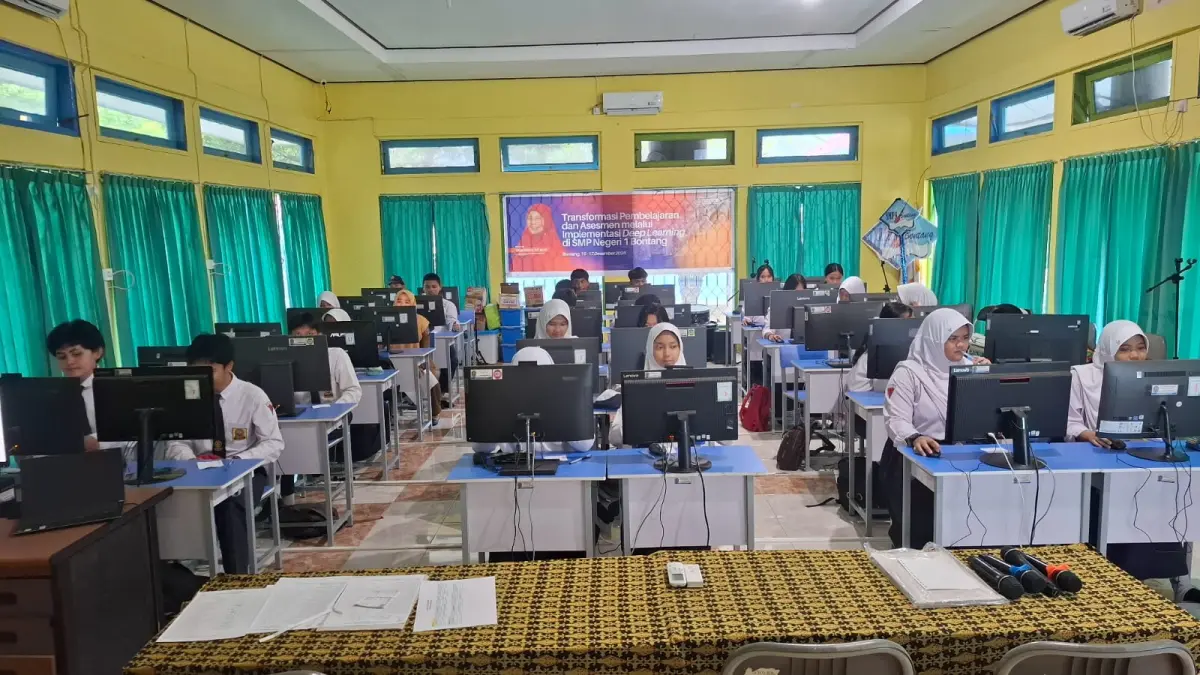 Pelajar mengerjakan Tes Kemampuan Akademik (TKA) menggunakan perangkat sekolah. (ADIEL KUNDHARA/KALTIM POST)
